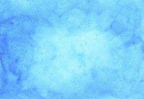 texture de fond bleu clair aquarelle peinte à la main. taches bleu ciel aquarelle sur papier. photo