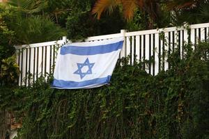 le drapeau bleu et blanc d'israël avec l'étoile à six branches de david. photo