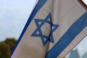 le drapeau bleu et blanc d'israël avec l'étoile à six branches de david. photo