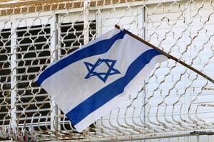 le drapeau bleu et blanc d'israël avec l'étoile à six branches de david. photo