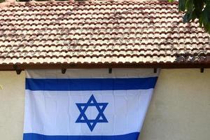 le drapeau bleu et blanc d'israël avec l'étoile à six branches de david. photo