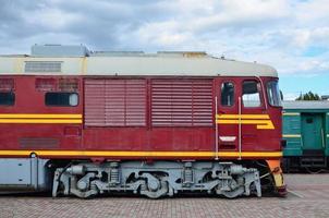 cabine du train électrique russe moderne. vue latérale de la tête du train ferroviaire avec beaucoup de roues et de fenêtres en forme de hublots photo