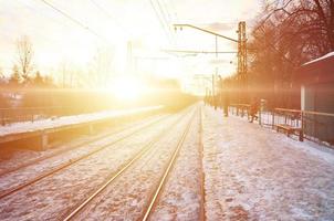 paysage d'hiver du soir avec la gare photo