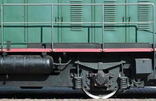 les roues d'un train électrique russe moderne avec amortisseurs et dispositifs de freinage. le côté de la cabine photo