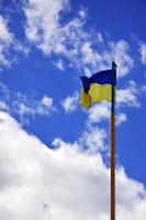drapeau ukrainien contre le ciel bleu avec des nuages. le drapeau officiel de l'état ukrainien comprend des couleurs jaunes et bleues photo