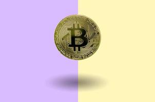 concept de hard fork de crypto-monnaie. bitcoin doré flottant photo