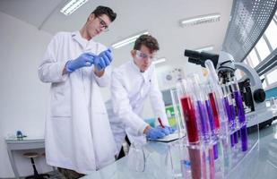 groupe de jeunes étudiants en médecine faisant de la recherche photo