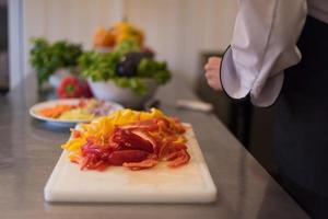 chef coupant des légumes frais et délicieux photo