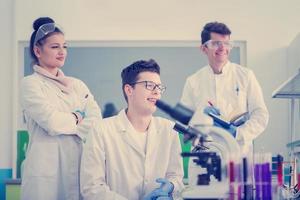 groupe de jeunes étudiants en médecine faisant de la recherche photo