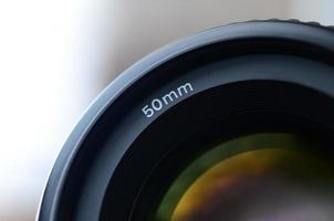 fragment d'un objectif de portrait pour un appareil photo reflex moderne. une photographie d'un objectif à grande ouverture avec une distance focale de 50 mm