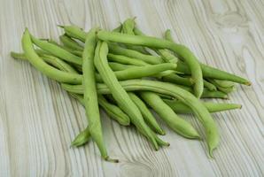 haricots verts sur bois photo