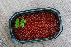 caviar rouge dans un bol sur fond de bois photo