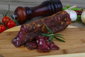 saucisse de salami sur bois photo