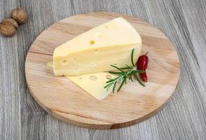 fromage jaune sur bois photo