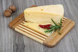 fromage jaune sur bois photo