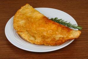 cheburek de viande sur bois photo