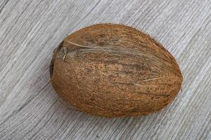 noix de coco sur bois photo