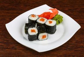 maki saumon sur assiette photo