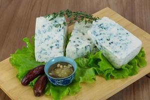 fromage bleu sur bois photo