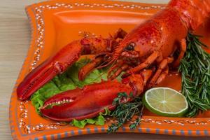 homard bouilli sur bois photo