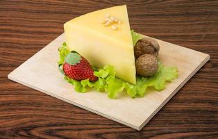 fromage parmesan sur bois photo