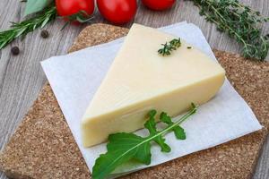 fromage parmesan sur bois photo