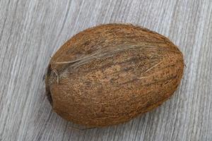noix de coco sur bois photo