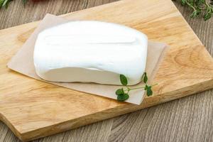 fromage feta sur bois photo