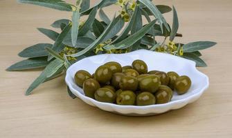 plat d'olives vertes photo