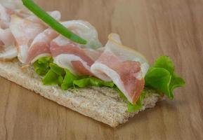 sandwich au bacon sur bois photo
