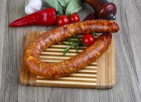 anneau de saucisse sur bois photo