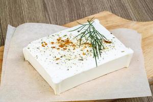 fromage feta sur bois photo