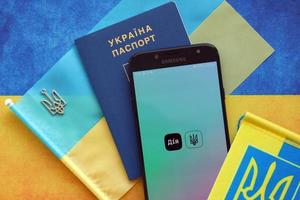 ternopil, ukraine - 24 avril 2022 application diia sur l'écran du smartphone. diya est une application mobile avec portail web et une marque de e-gouvernance en ukraine photo