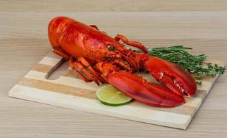 homard bouilli sur bois photo