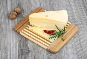fromage jaune sur bois photo