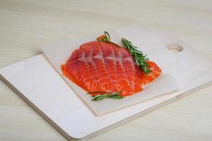 plat de tranches de saumon photo