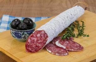 fuet saucisse sur bois photo