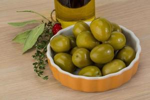 olives vertes sur bois photo