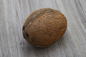 noix de coco sur bois photo