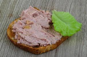 sandwich au pâté sur bois photo