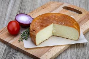 fromage suluguni sur bois photo
