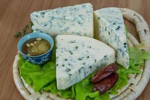 fromage bleu sur bois photo