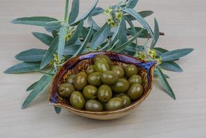 plat d'olives vertes photo