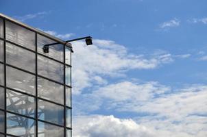 le coin de l'immeuble de bureaux vitré avec le réverbère moderne intégré photo