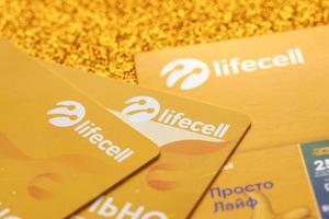 ternopil, ukraine - 5 juillet 2022 lifecell nouvelle carte sim avec contrat gratuit sur fond jaune. lifecell est un opérateur ukrainien de réseau de téléphonie mobile et un fournisseur de connexion sans fil photo