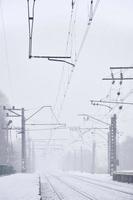 gare dans la tempête de neige d'hiver photo