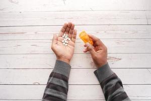 vue de dessus des hommes prenant des médicaments sur la table photo