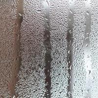 la texture d'un verre embué avec beaucoup de gouttes et de flux de condensation. image de fond