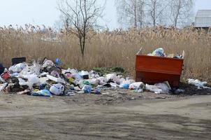la poubelle est remplie d'ordures et de déchets. enlèvement intempestif des ordures dans les zones peuplées photo