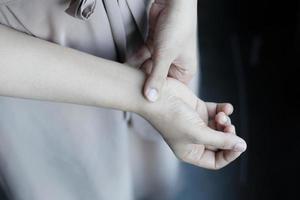 femmes souffrant de douleur à la main vue de dessus photo